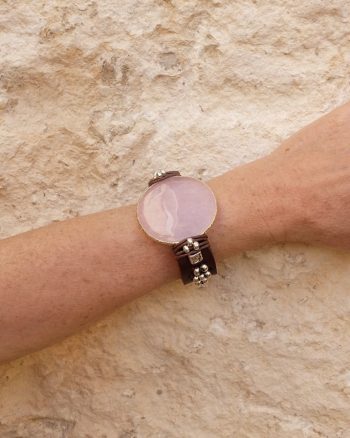 pulsera de mujer estilo boho hecha a mano con piel natural de color marrón oscuro y una piedra de cuarzo rosa de diseño exclusivo por Lalaeuno para joyasmarket