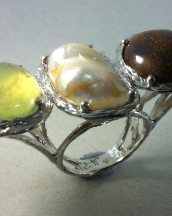 anillo de mujer con prehnita perla y opalo boulder australiano