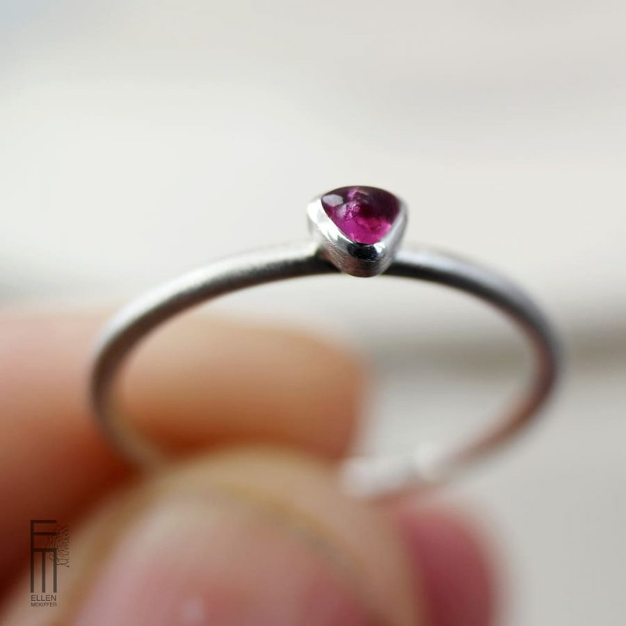 fino anillo plata turmalina rosa triangulo