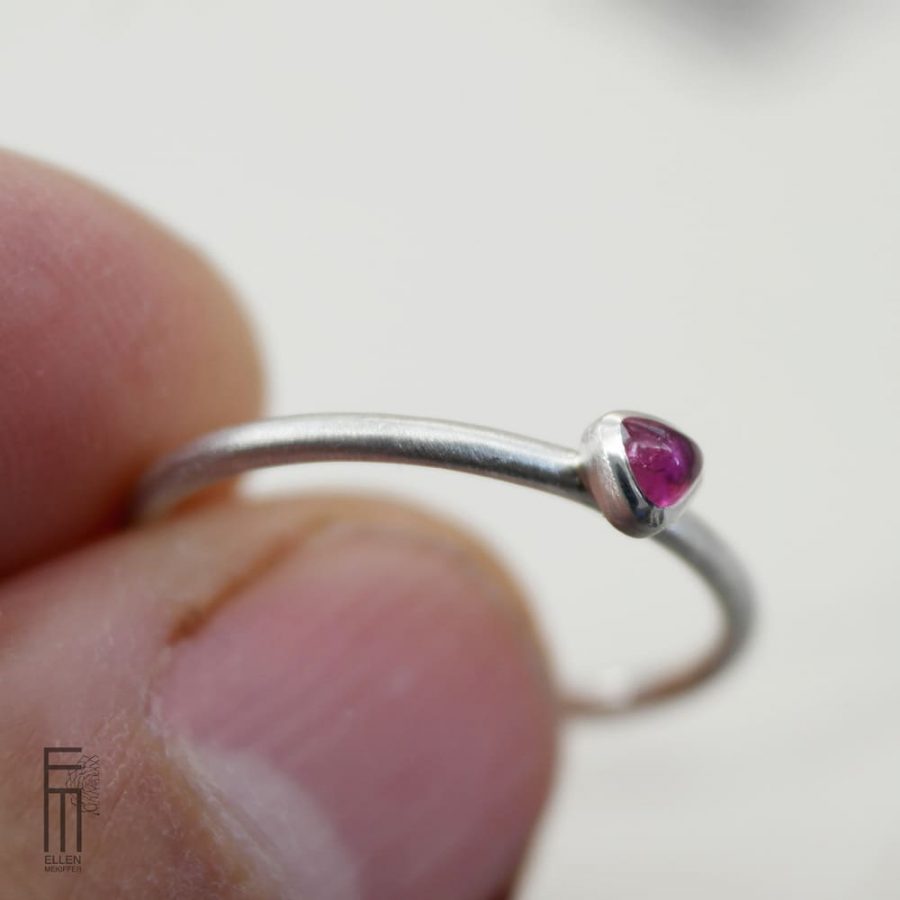 fino anillo plata turmalina rosa triangulo